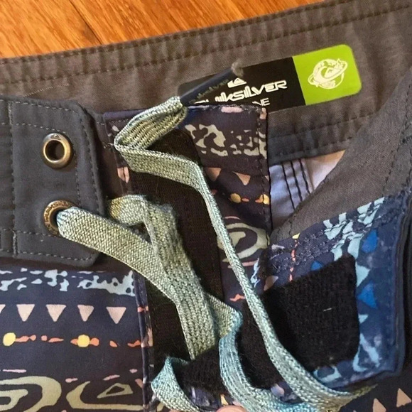 Quicksilver men’s surf silk size 32 - blue with tribal pattern - Picture 7 of 8